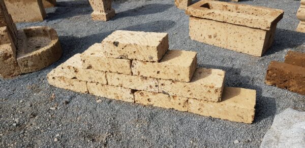 Tufablokk-Vöröses barna 37x20x11 cm